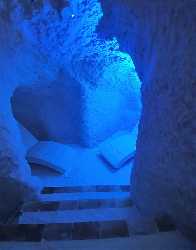 Interior de la cueva de sal de Salt Room Madrid, con paredes de sal y luz cálida