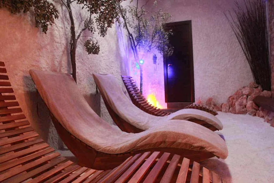 Sala de sal de Salt Room Madrid con tonos cálidos rosados del mineral